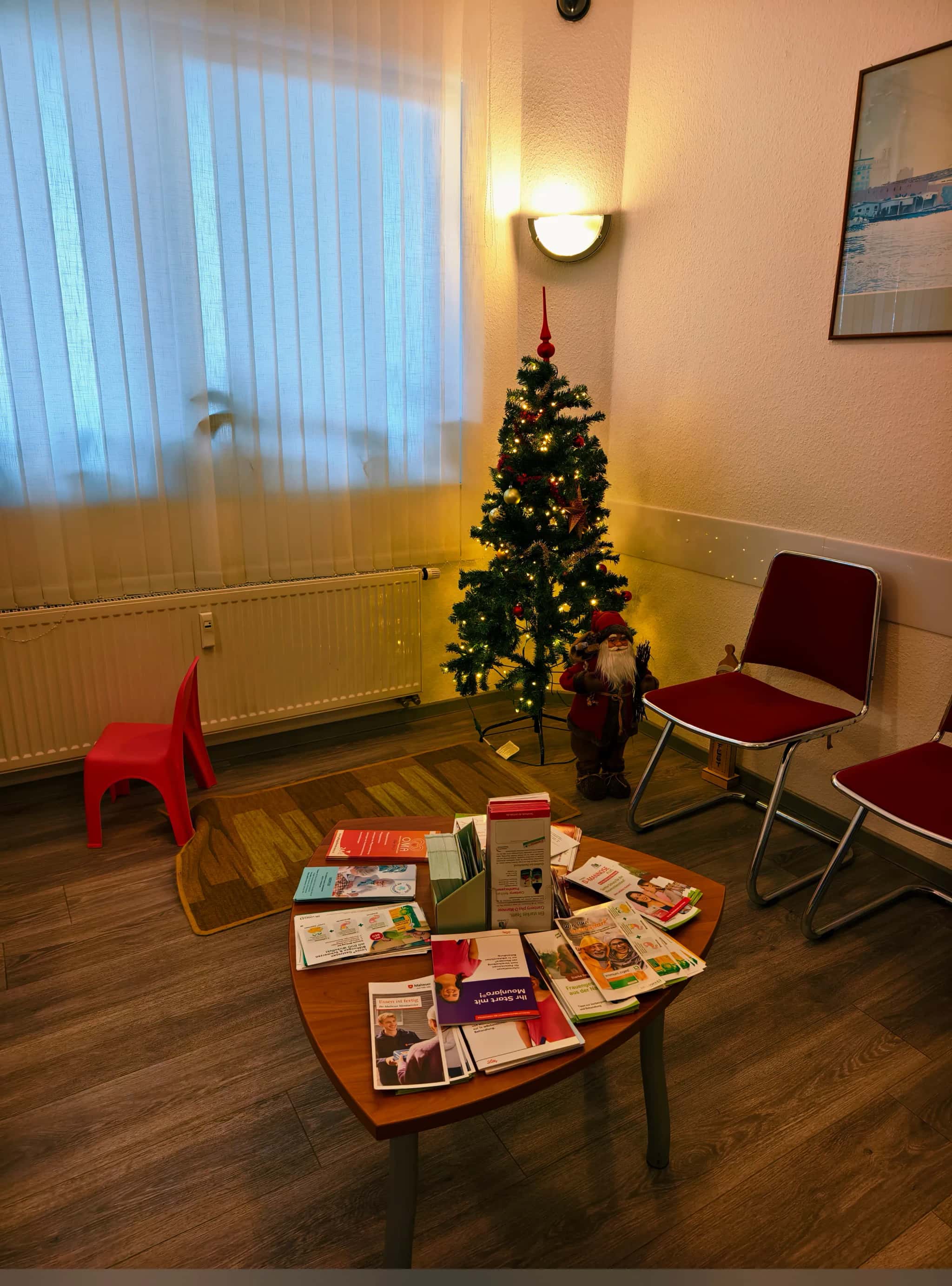 Praxis Am Salzmarkt – Wartezimmer – Wartezimmer mit komfortabler Ausstattung – Foto 1 von 15 – Osnabrück