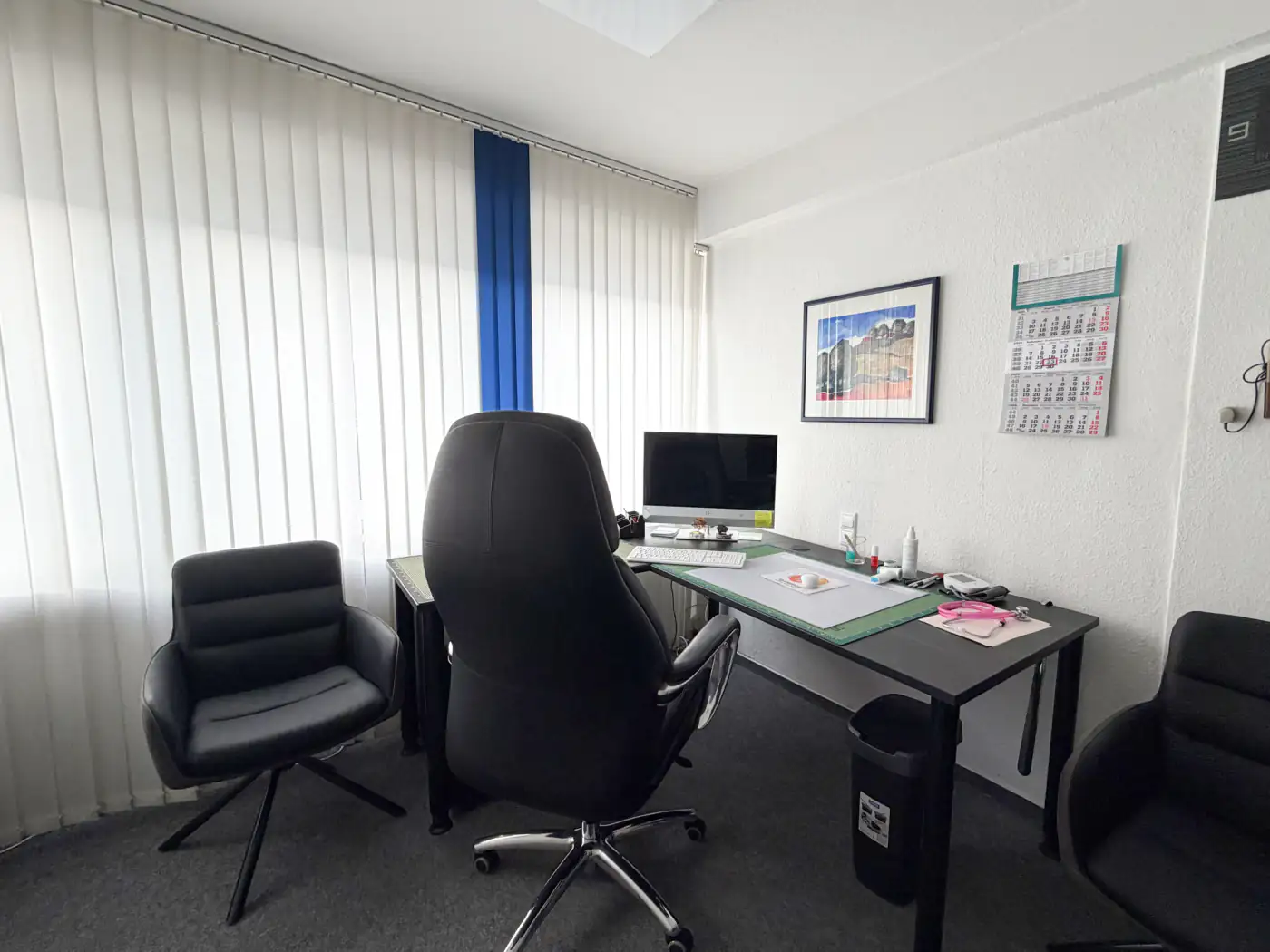 EKG-Raum mit moderner Diagnostik – Praxis Johannisstraße, Osnabrück – Foto 2 von 4