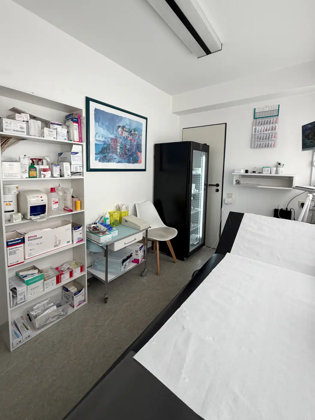 EKG-Raum mit moderner Diagnostik – Praxis Johannisstraße, Osnabrück – Foto 3 von 4