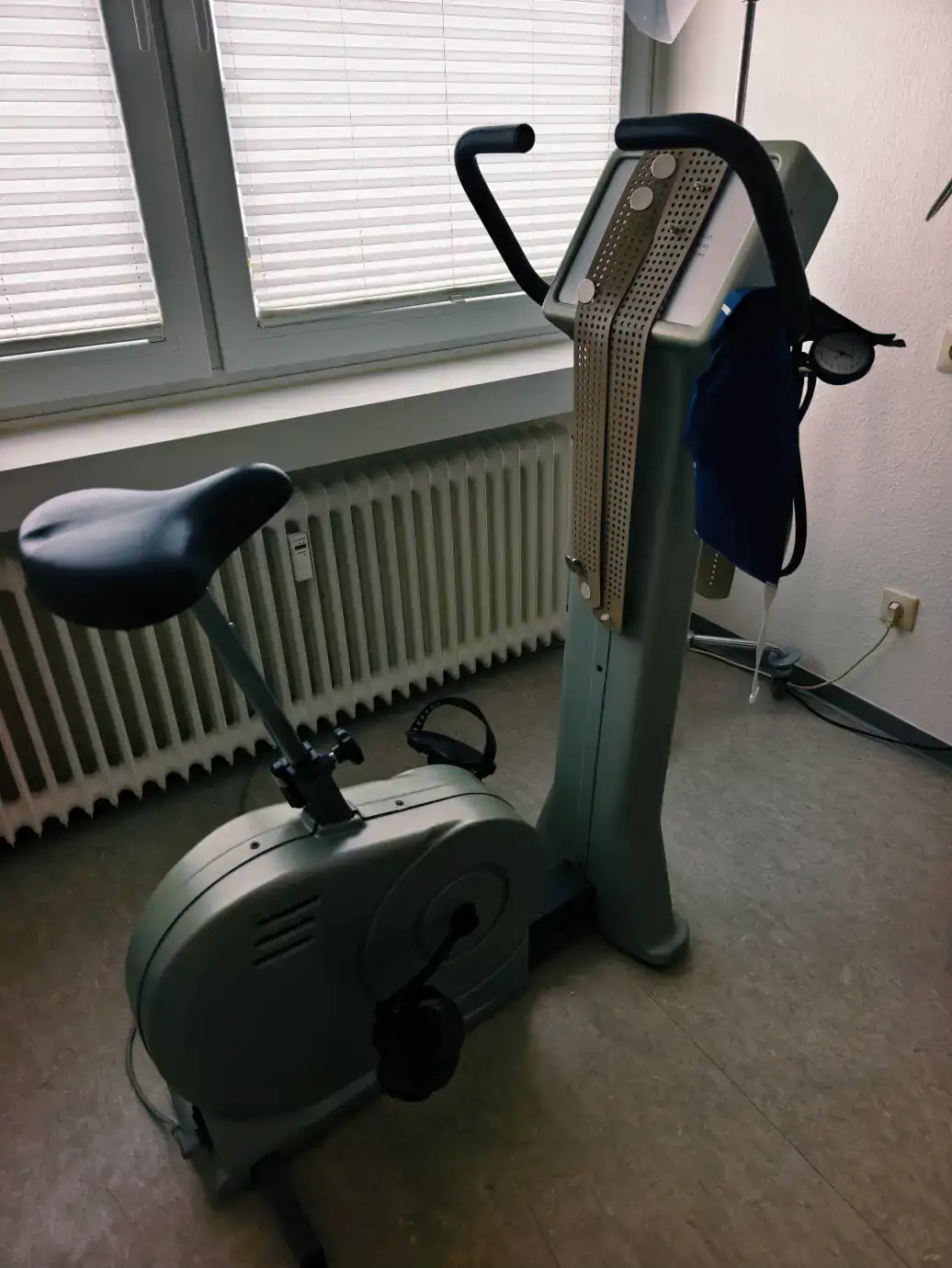 EKG-Raum mit moderner Diagnostik – Praxis Johannisstraße, Osnabrück – Foto 4 von 4