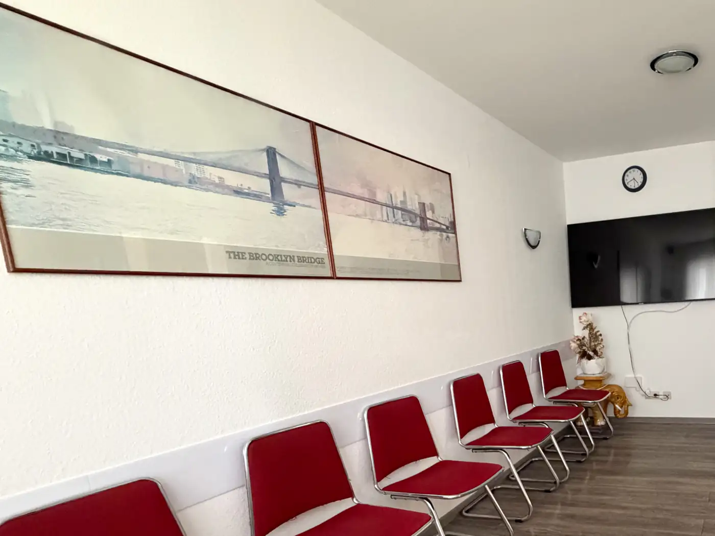 Wartezimmer mit komfortabler Ausstattung – Praxis Am Salzmarkt, Osnabrück – Foto 2 von 2