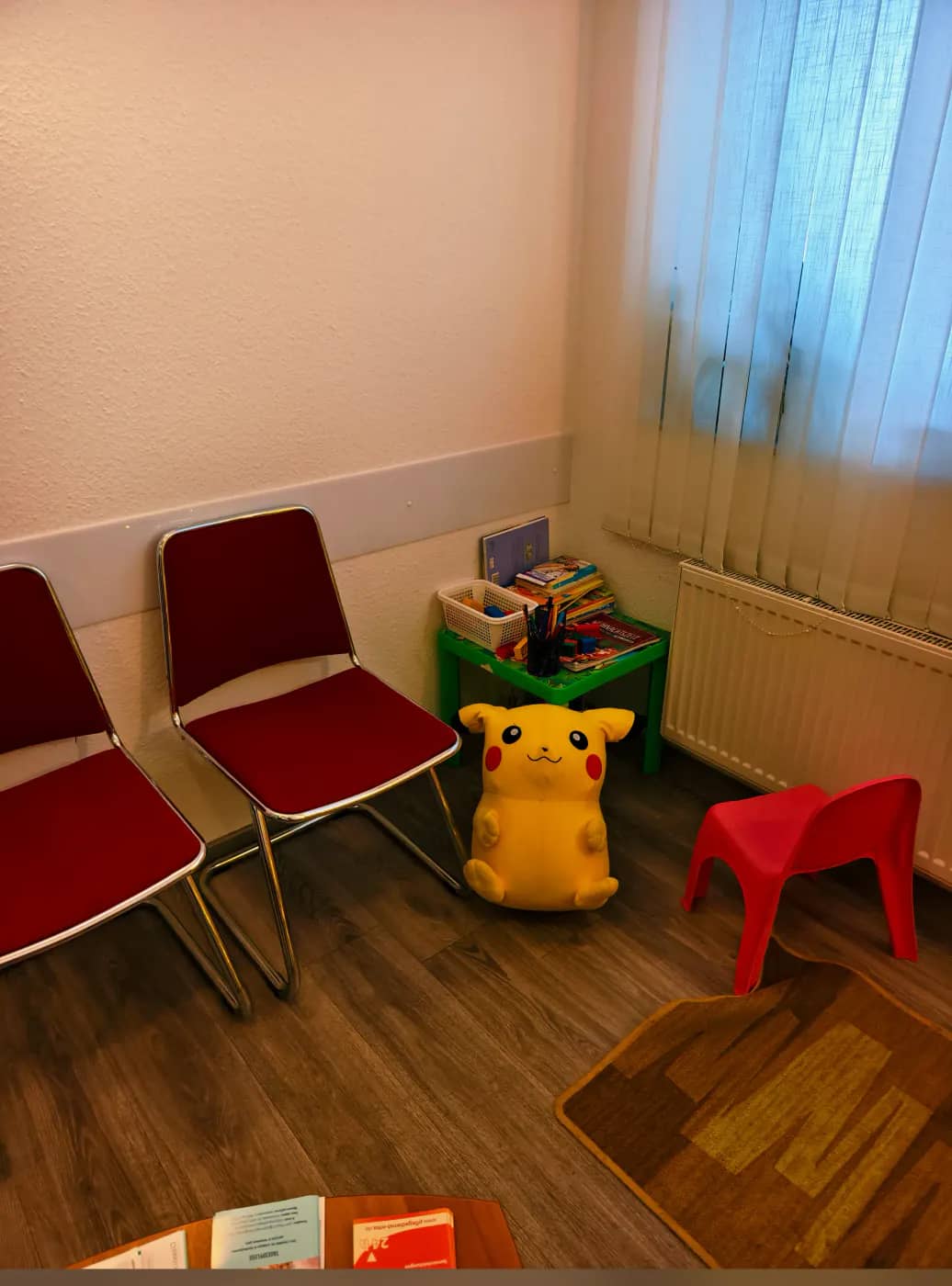 Wartezimmer mit komfortabler Ausstattung – Praxis Am Salzmarkt, Osnabrück – Foto 2 von 15