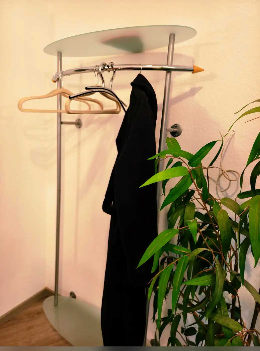 Wartezimmer mit komfortabler Ausstattung – Praxis Am Salzmarkt, Osnabrück – Foto 8 von 15