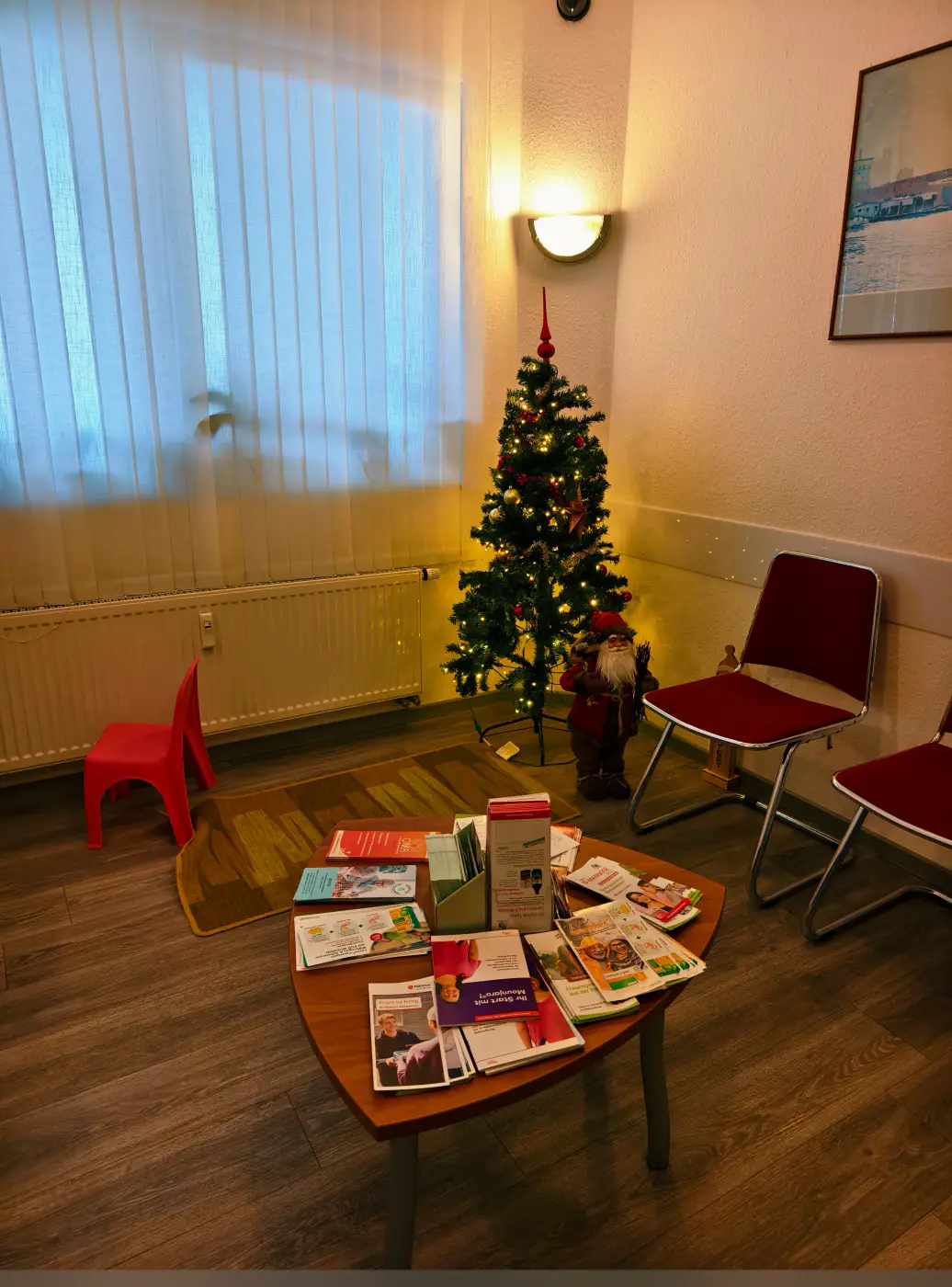 Wartezimmer mit komfortabler Ausstattung – Praxis Am Salzmarkt, Osnabrück – Foto 1 von 15