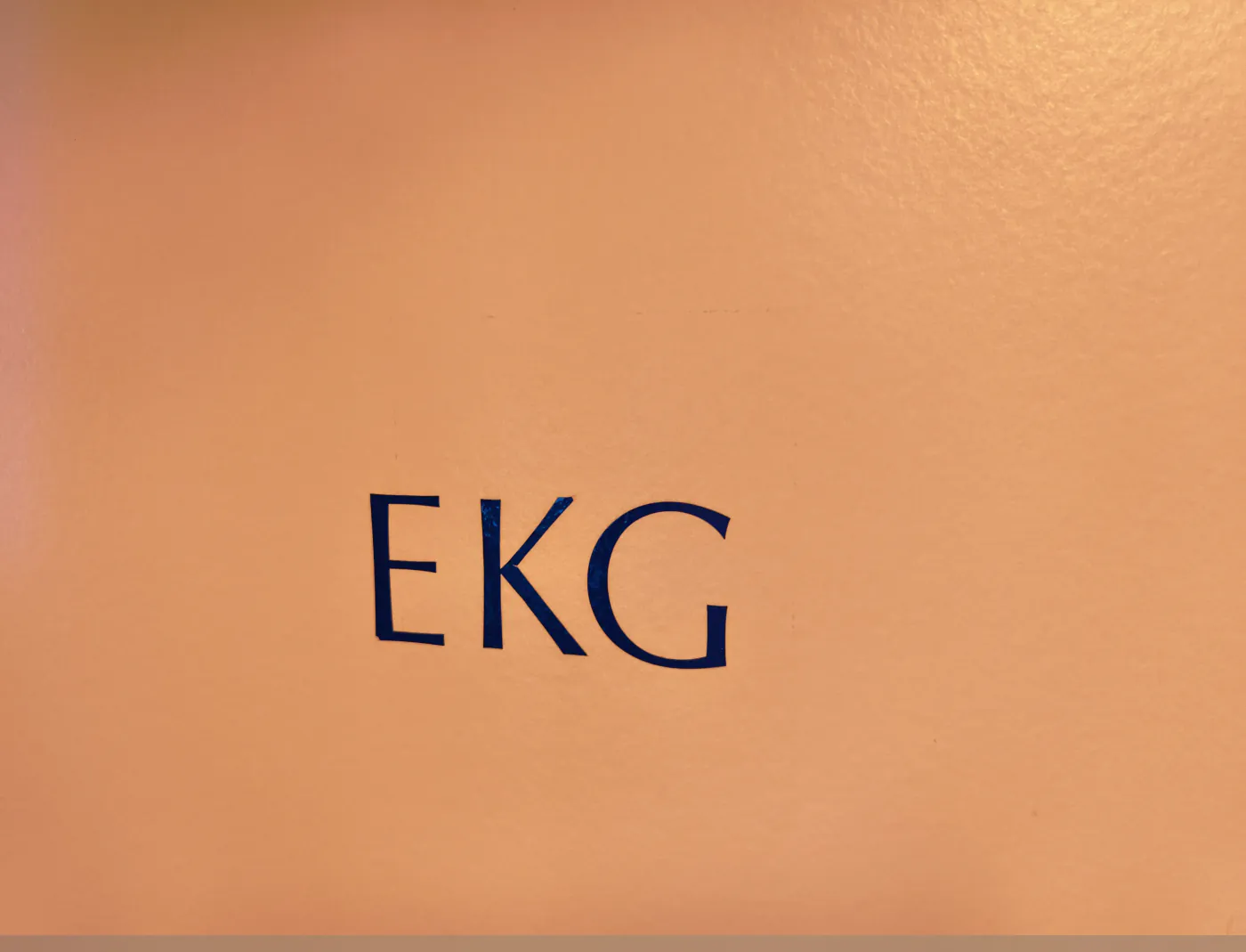 EKG-Raum mit moderner Diagnostik – Praxis Johannisstraße, Osnabrück – Foto 1 von 3