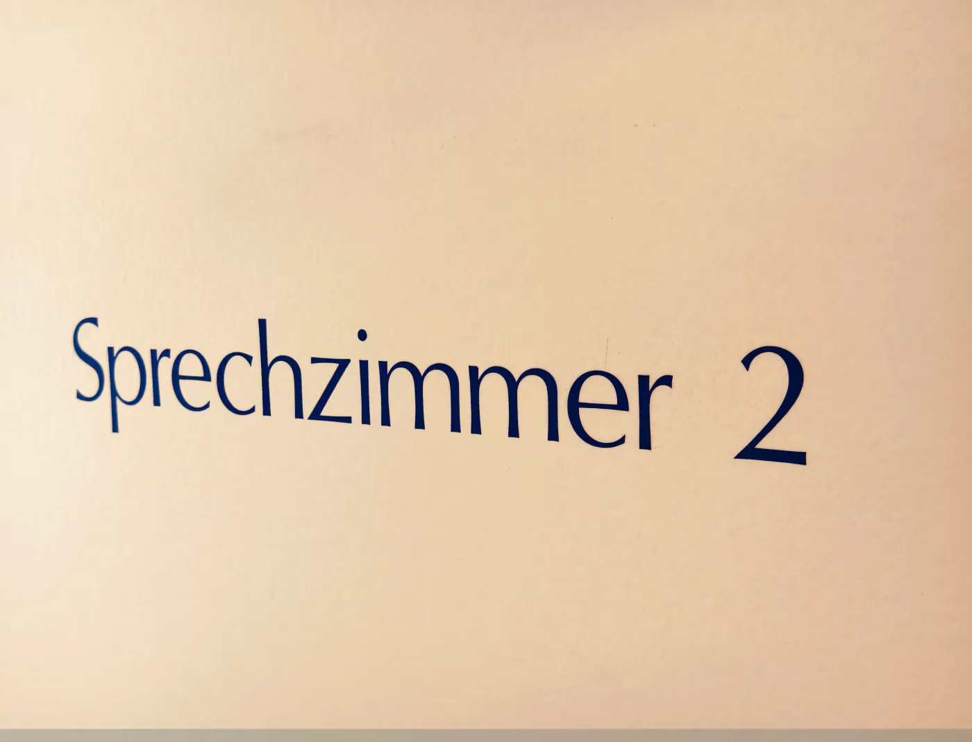 Sprechzimmer für Untersuchung und Beratung – Praxis Johannisstraße, Osnabrück – Foto 1 von 12