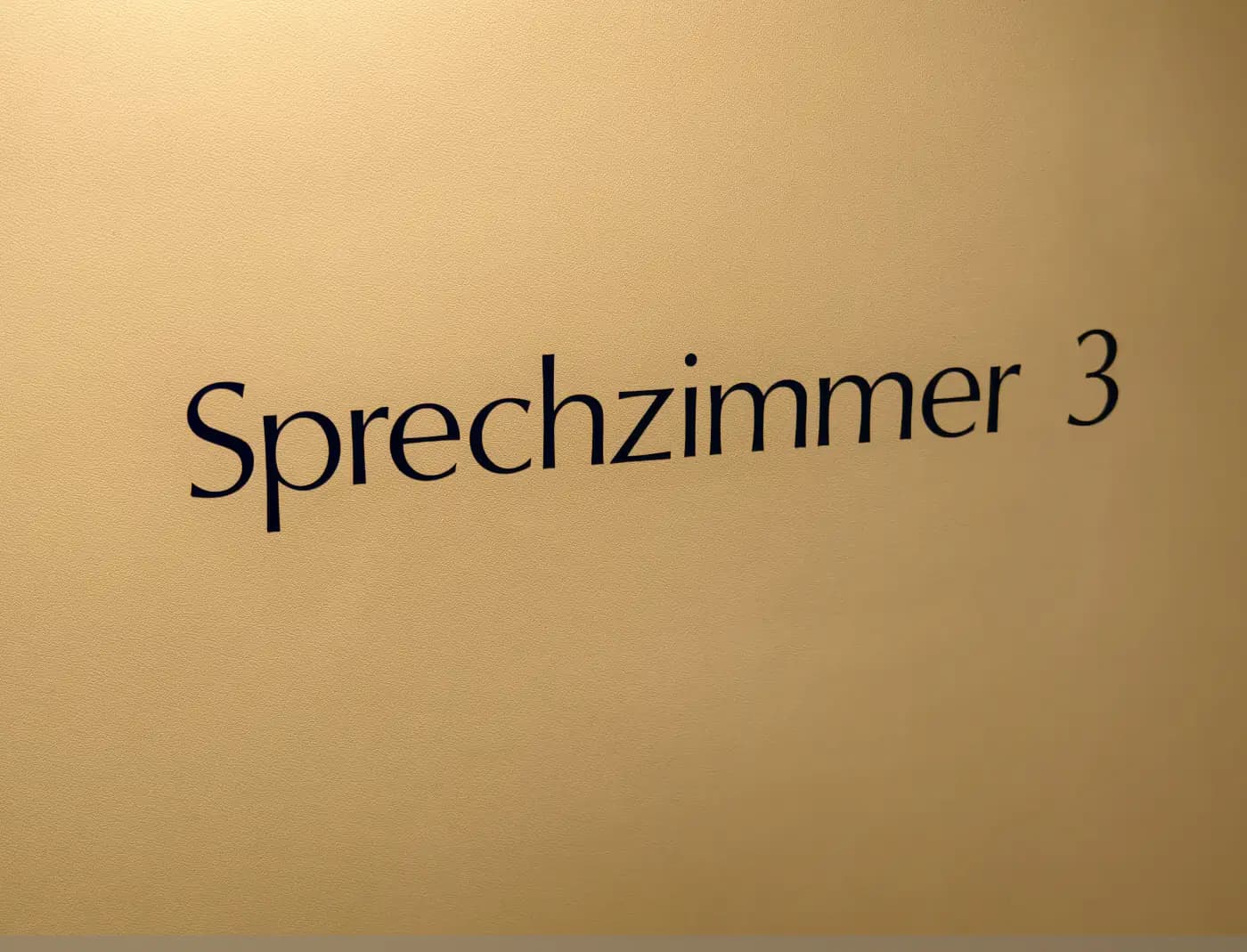 Sprechzimmer für Untersuchung und Beratung – Praxis Johannisstraße, Osnabrück – Foto 1 von 13